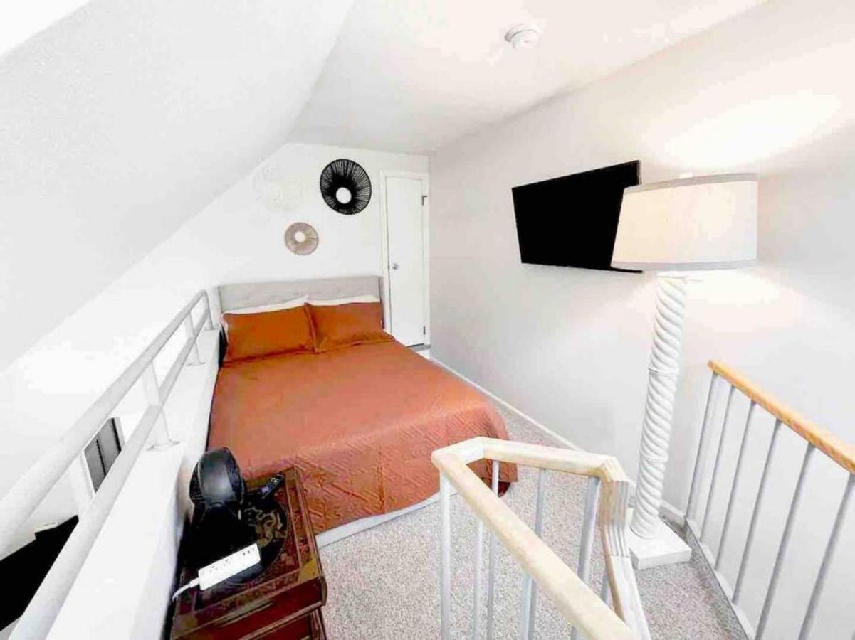 Floor Loft Condo. Full Access.